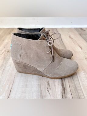 Toms Kala Desert Sand Suede Wedge Booties - size 8.5